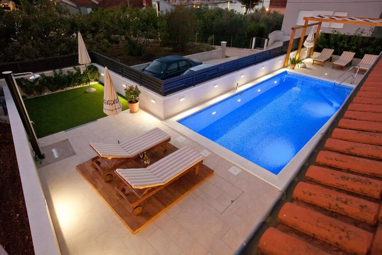 Family Friendly Apartments With A Swimming Pool Preko, Ugljan - 20390 Croatia